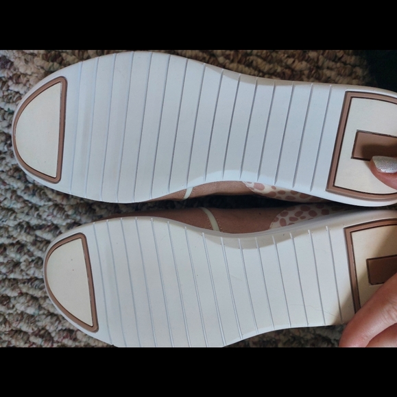 Shoe - Picture 2 of 3